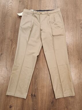 NWT Dockers Signature Khaki Classic Fit Pleated Pants - Tan